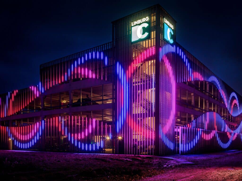 Gekleurde lichtgevel van parkeergebouw